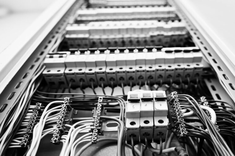 Jak rozwiązać problem z przeciążeniem rozdzielnicy elektrycznej?