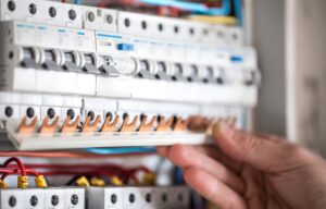 Jak wybrać i zainstalować odpowiednie zabezpieczenia elektryczne w domu