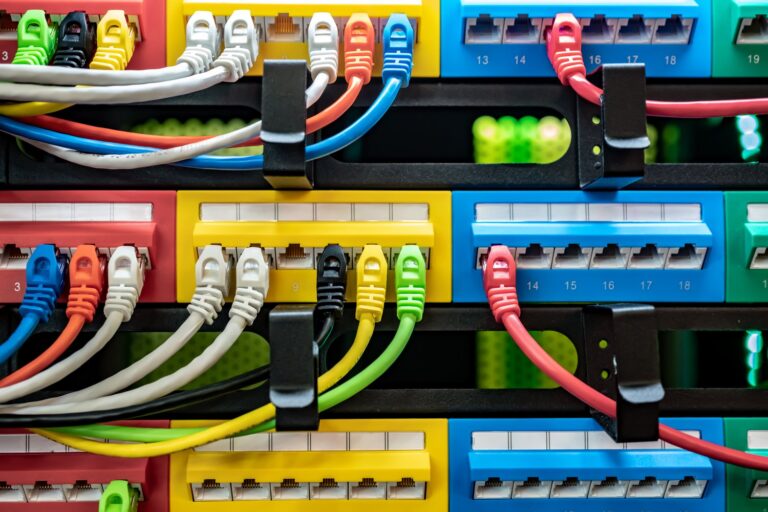 Jak wybrać odpowiednie kable telekomunikacyjne dla Twojego projektu