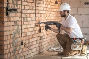 Jak wybrać i efektywnie używać bruzdownicy w pracach elektryczno-hydraulicznych
