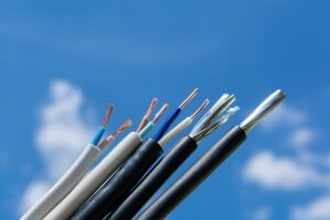 Jak wybrać odpowiednie przewody i kable dla Twojego projektu elektrycznego