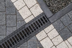 Skuteczne odprowadzanie wody deszczowej z dachu i posesji