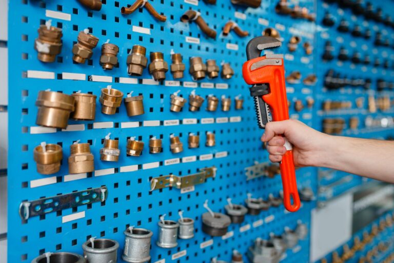 Jak dobrać odpowiednie narzędzia do prac hydraulicznych i elektrycznych