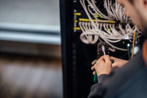 Jak wybrać odpowiednie kable i przewody do instalacji elektrycznej i telekomunikacyjnej