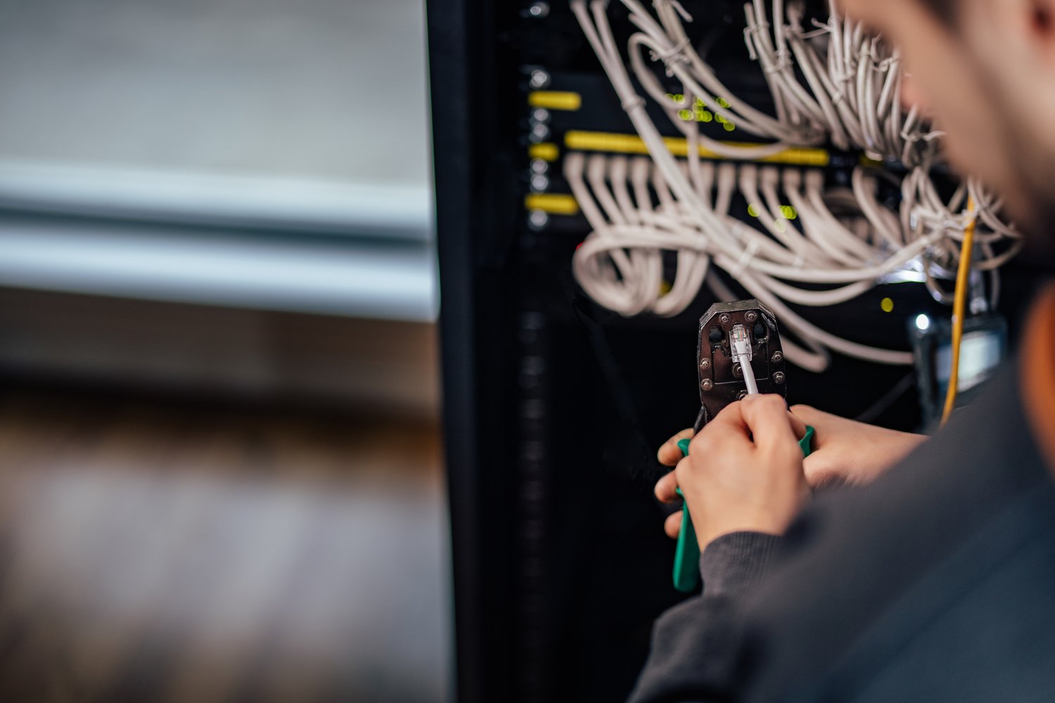 Jak wybrać odpowiednie kable i przewody do instalacji elektrycznej i telekomunikacyjnej