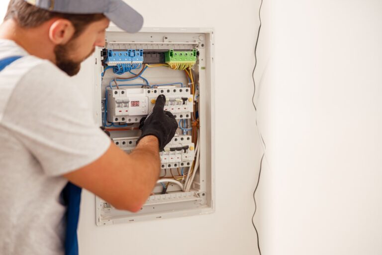 Skuteczna instalacja i konserwacja aparatury elektrycznej w domu