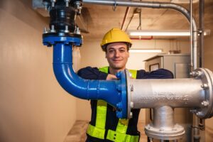 Jak skutecznie przeprowadzić instalację hydrauliczną w domu
