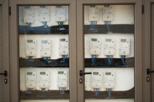 Jak wybrać i zainstalować licznik elektryczny dla domu i firmy