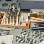 Jak wybrać odpowiednie narzędzia elektryczne i hydrauliczne do swojego warsztatu