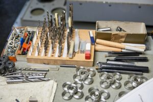 Jak wybrać odpowiednie narzędzia elektryczne i hydrauliczne do swojego warsztatu