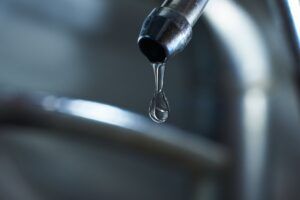 Dlaczego woda kapie z kranu mimo zakręcenia? Najczęstsze przyczyny i rozwiązania