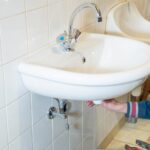 Jak prawidłowo zamontować umywalkę nablatową w łazience