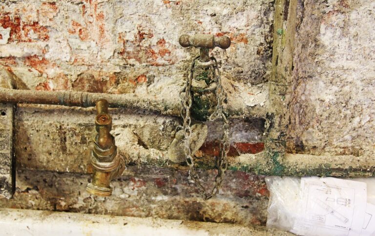 Co powoduje spadek ciśnienia wody w domu?