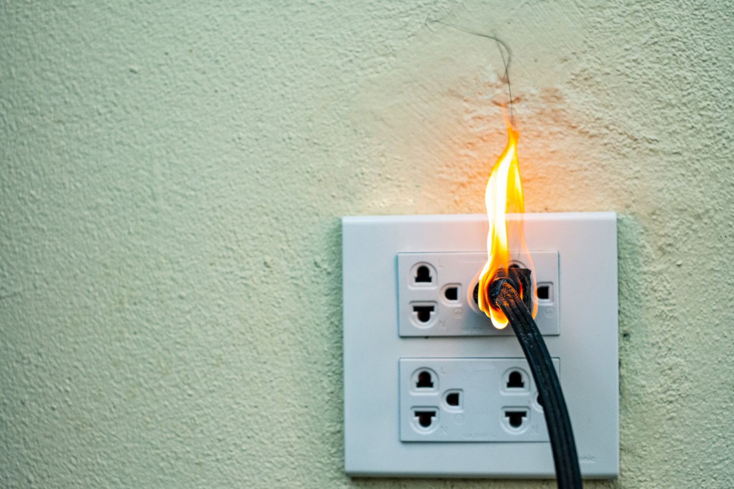 Dlaczego gniazdka elektryczne się nagrzewają?