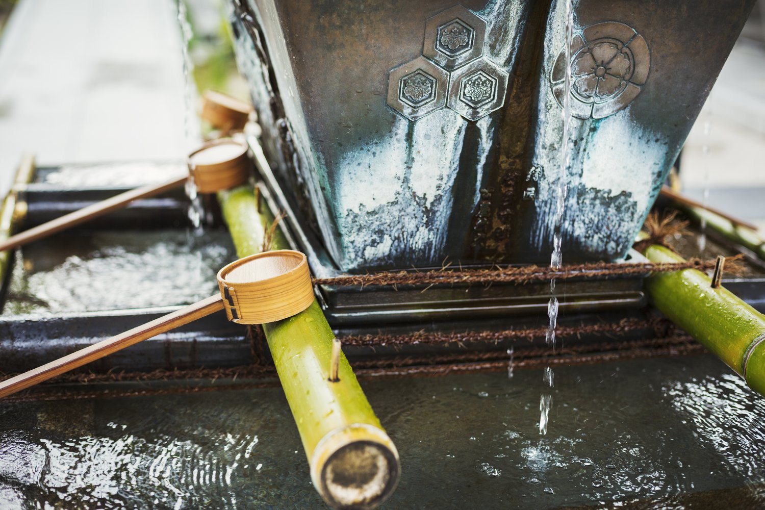 Dlaczego woda w kranie jest rdzawa? Przyczyny i rozwiązania