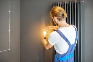 Jak prawidłowo zamontować kinkiet na ścianie