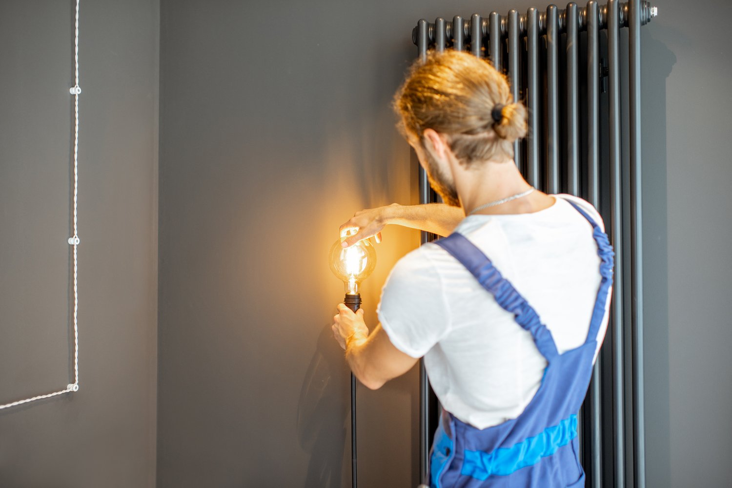 Jak prawidłowo zamontować kinkiet na ścianie