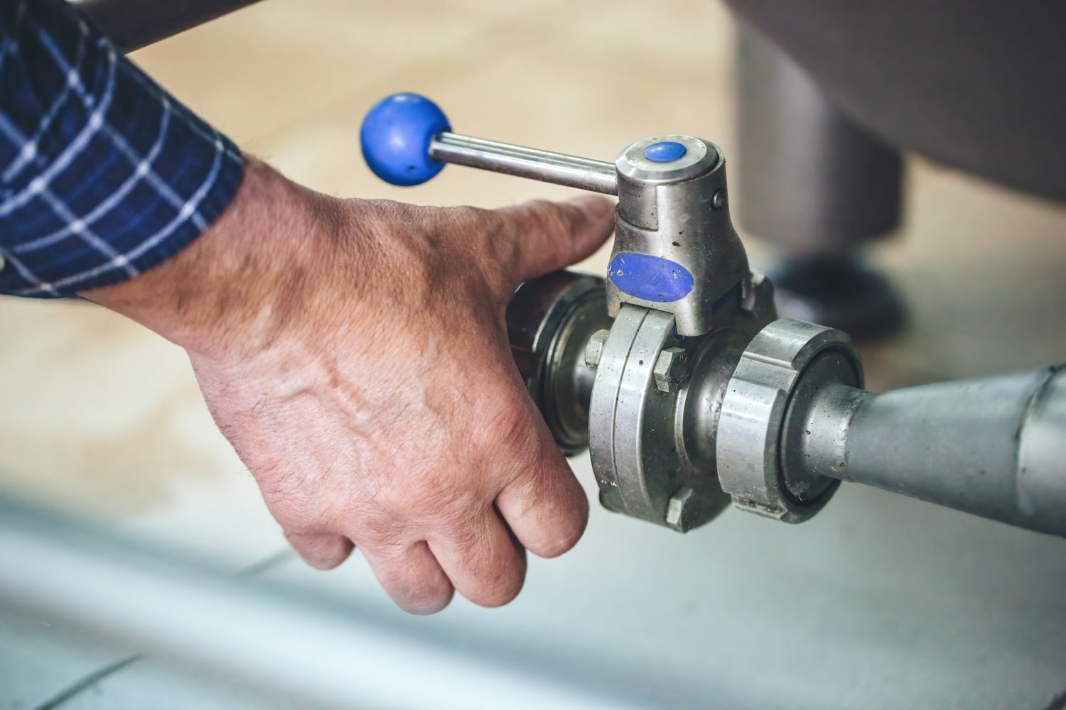 Jak wybrać i zainstalować odpowiednie zawory kulowe do instalacji hydraulicznej