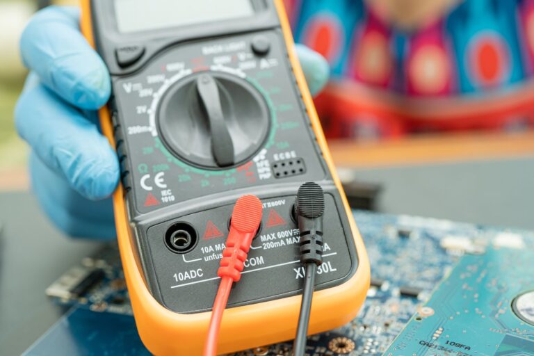 Jak wybrać odpowiedni watomierz do pomiarów elektrycznych