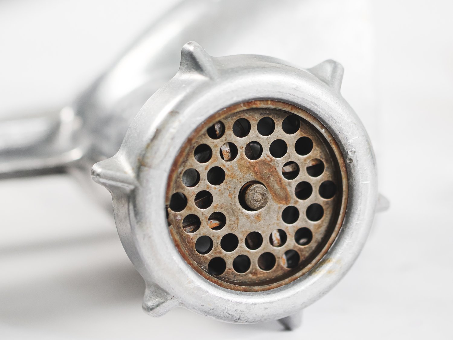 Co powoduje nieprzyjemny zapach z odpływu prysznicowego? Metody usuwania