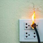 Co zrobić gdy gniazdko iskrzy podczas wyciągania wtyczki