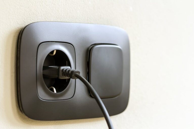 Co zrobić gdy gniazdko przestało trzymać wtyczkę urządzenia