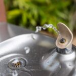 Co zrobić gdy woda ma dziwną barwę po długiej nieobecności