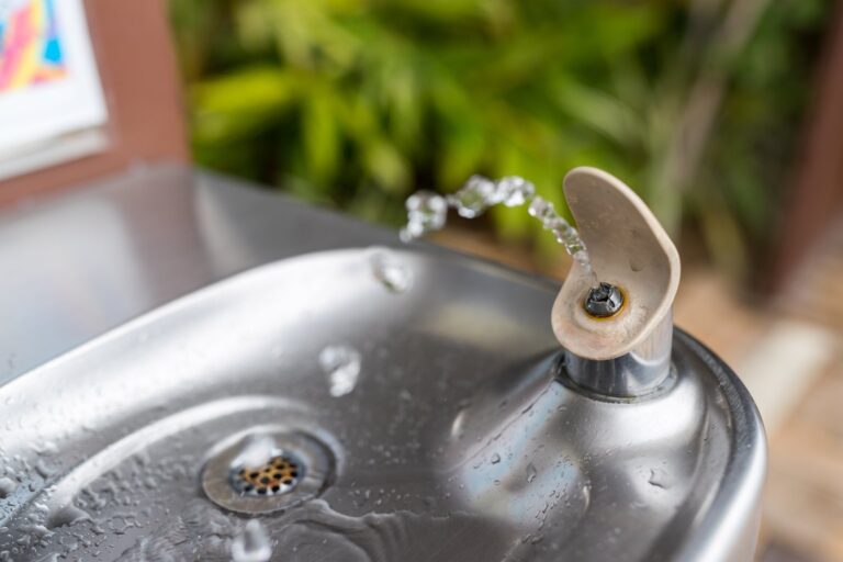 Co zrobić gdy woda ma dziwną barwę po długiej nieobecności