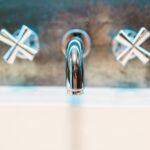 Dlaczego bateria łazienkowa puszcza wodę z obu kurków jednocześnie