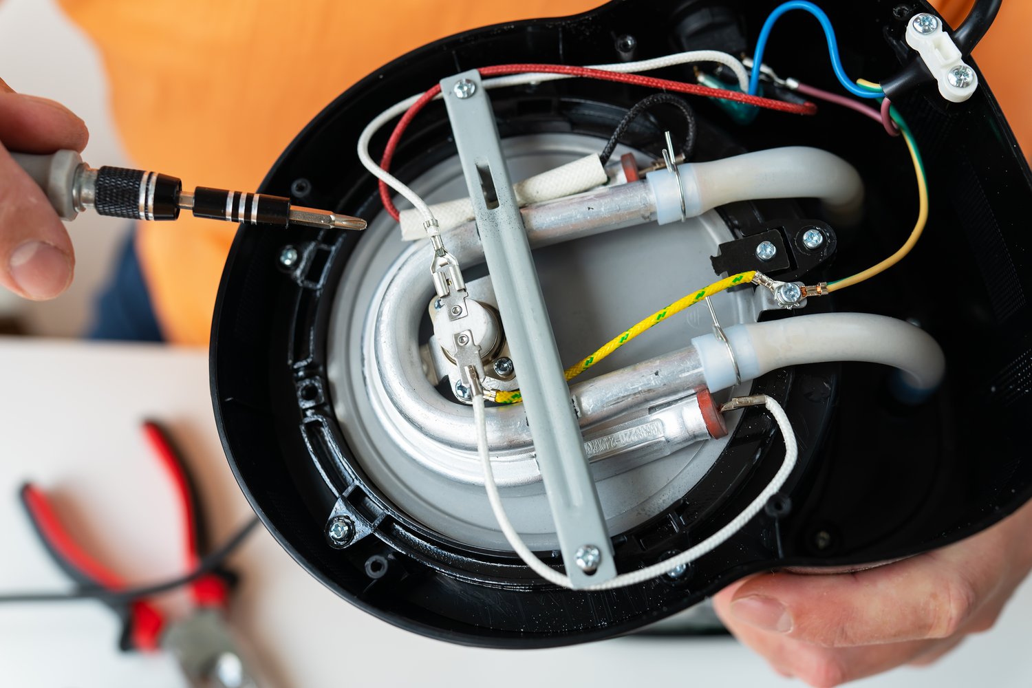 Dlaczego bojler elektryczny robi dziwne odgłosy podczas nagrzewania