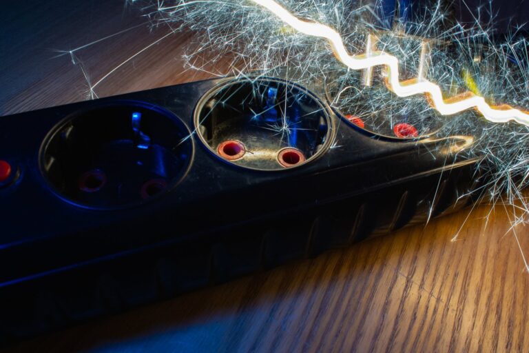 Dlaczego gniazdko przestało działać po burzy? Sprawdź zabezpieczenia przeciwprzepięciowe