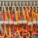 Dlaczego instalacja elektryczna brzęczy w skrzynce licznikowej