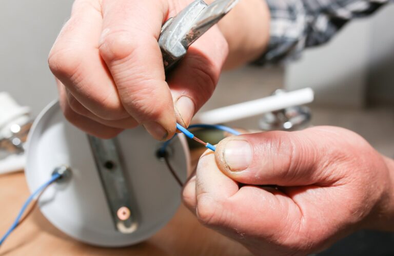 Dlaczego instalacja elektryczna trzaska w ścianach? Diagnostyka dźwięków