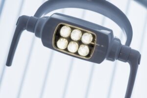 Dlaczego lampka LED miga po wyłączeniu światła? Przyczyny zjawiska