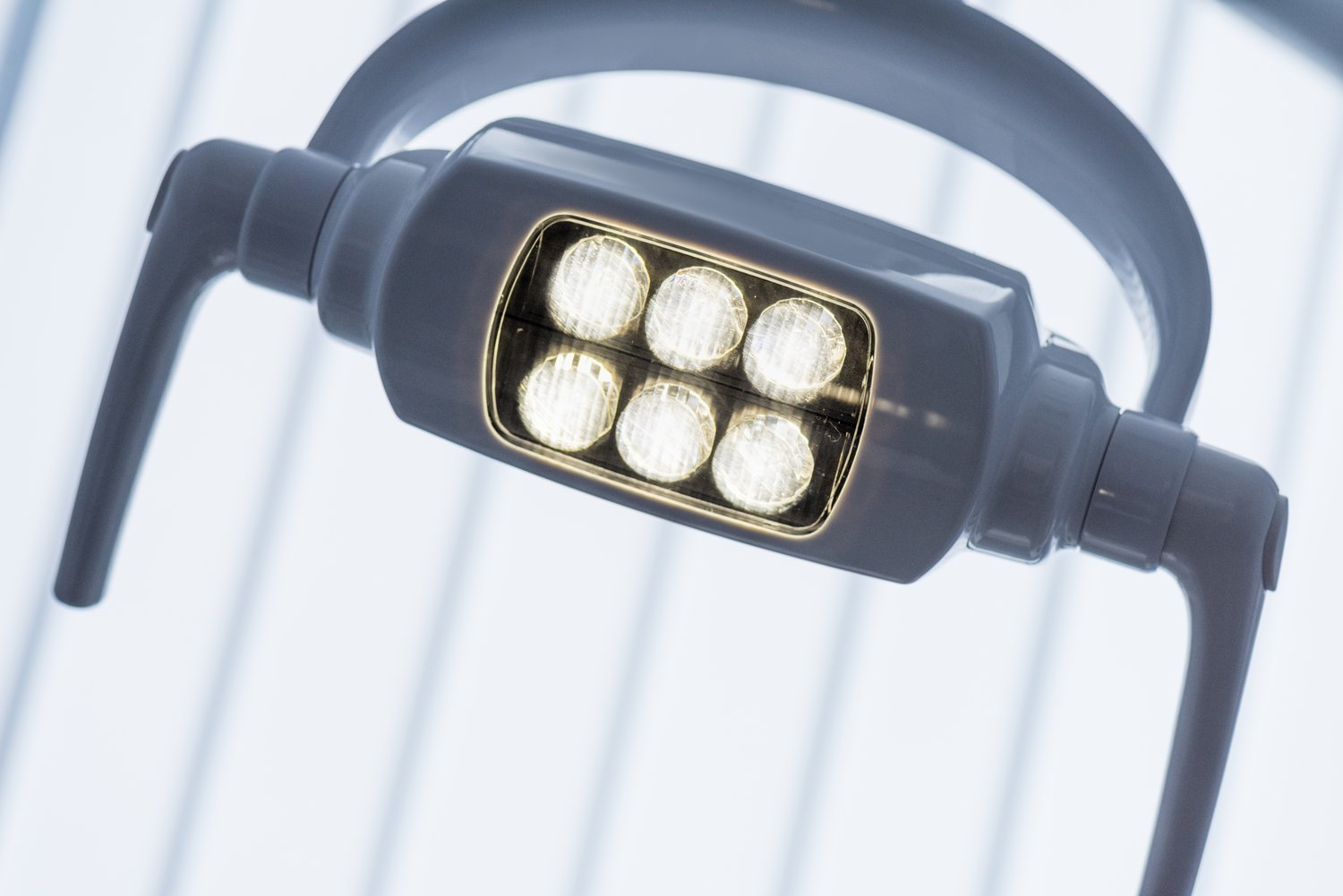 Dlaczego lampka LED miga po wyłączeniu światła? Przyczyny zjawiska