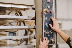 Dlaczego prąd wyłącza się po podłączeniu mikrofalówki