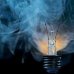 Dlaczego światło gaśnie samo po kilku minutach świecenia