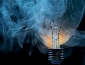 Dlaczego światło gaśnie samo po kilku minutach świecenia