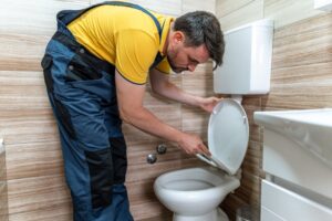 Dlaczego woda cieknie spod muszli klozetowej? Przyczyny i sposoby naprawy