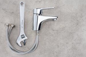 Dlaczego woda z kranu ma metaliczny smak? Analiza przyczyn i sposoby naprawy