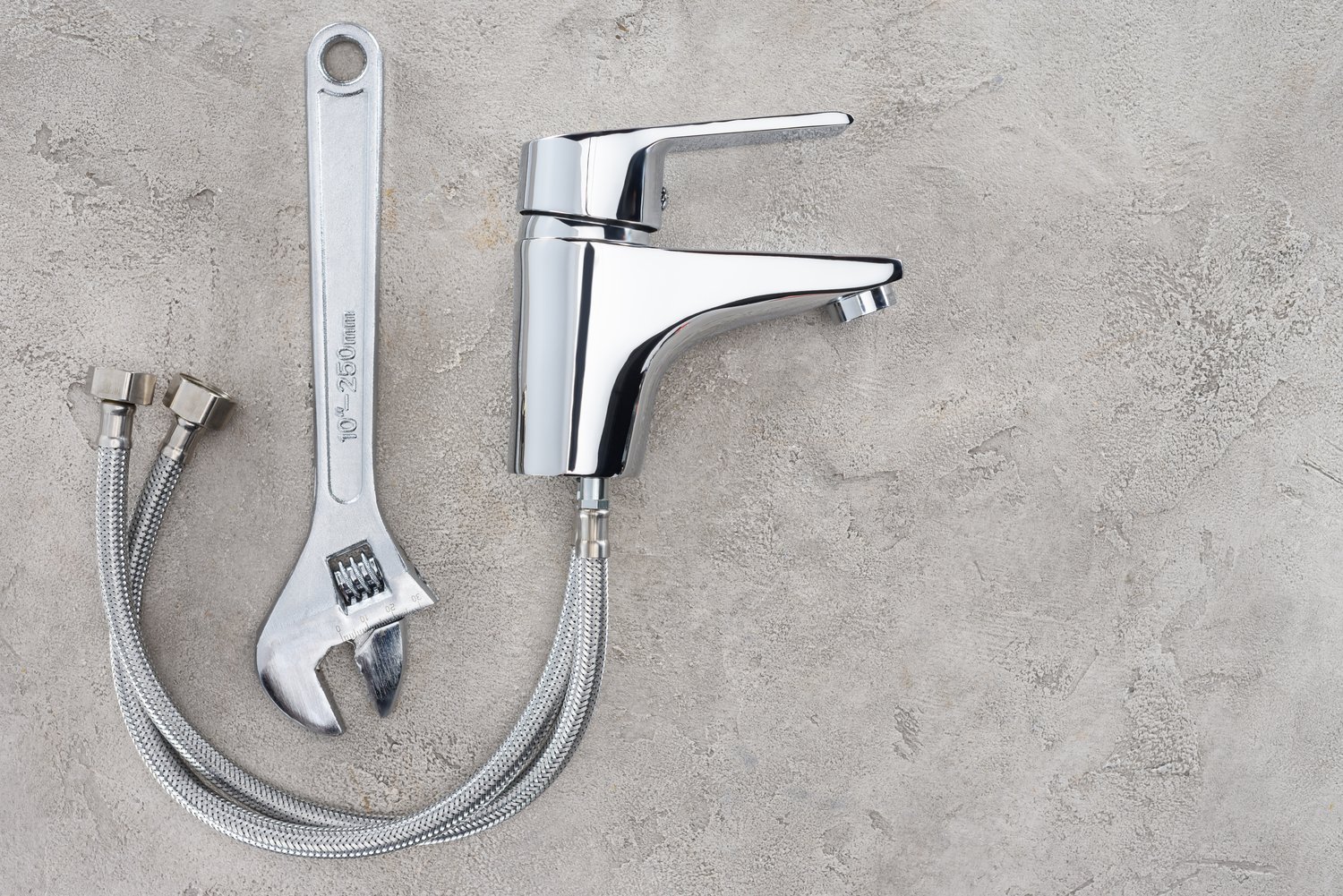 Dlaczego woda z kranu ma metaliczny smak? Analiza przyczyn i sposoby naprawy