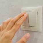 Dlaczego wyłącznik światła trzaska przy włączaniu oświetlenia