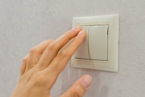 Dlaczego wyłącznik światła trzaska przy włączaniu oświetlenia