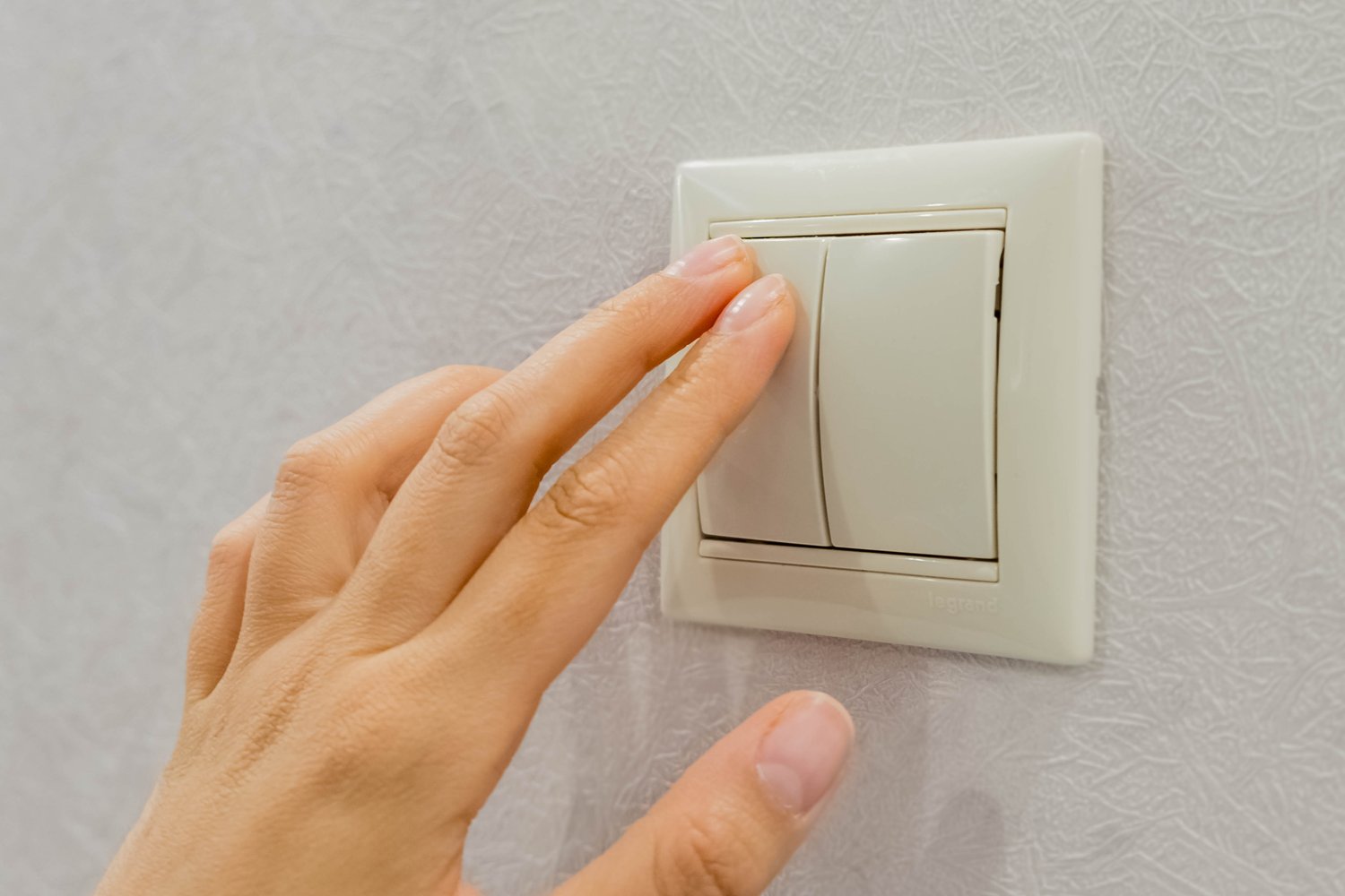 Dlaczego wyłącznik światła trzaska przy włączaniu oświetlenia