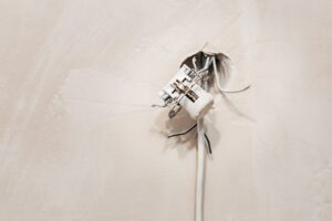 Jak rozpoznać oznaki uszkodzenia przewodów elektrycznych w domu