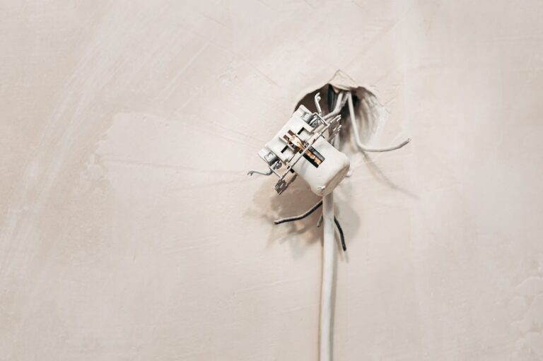 Jak rozpoznać oznaki uszkodzenia przewodów elektrycznych w domu