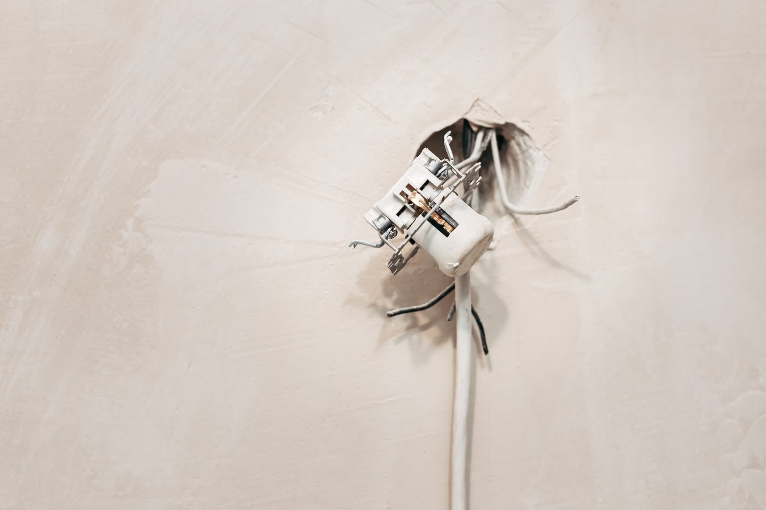 Jak rozpoznać oznaki uszkodzenia przewodów elektrycznych w domu