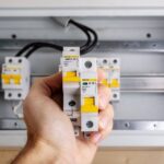 Jak rozpoznać przepalony bezpiecznik w rozdzielnicy elektrycznej