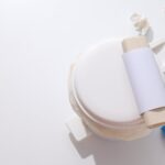 Jak rozpoznać uszkodzony zawór spustowy w spłuczce kompaktowej