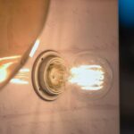 Jak wymienić przepaloną żarówkę w lampie nad lustrem łazienkowym